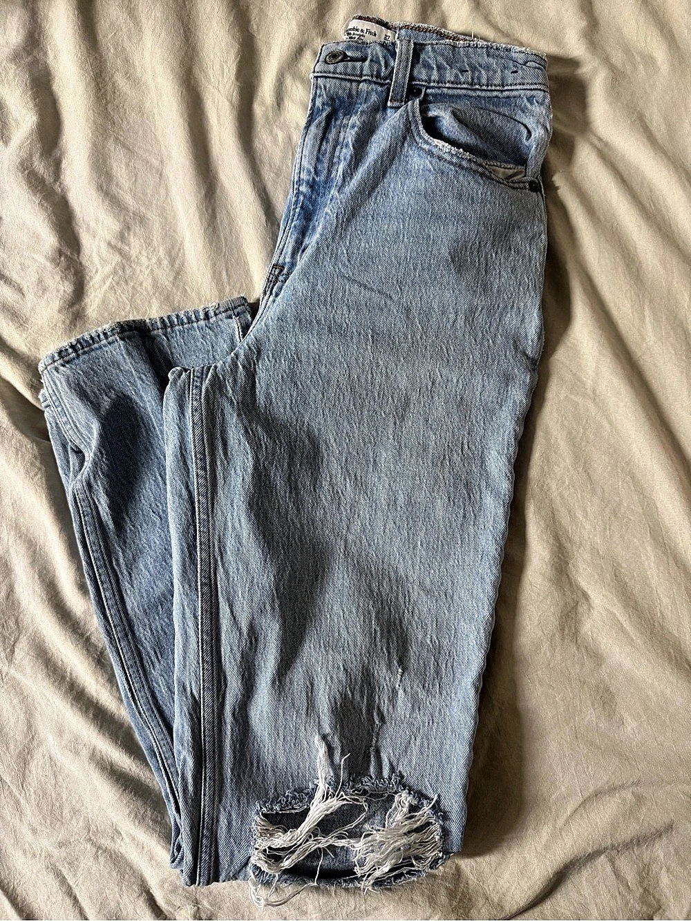 Abercrombie & Fitch The 90s Straight High Rise Distressed Straight Leg Jeans